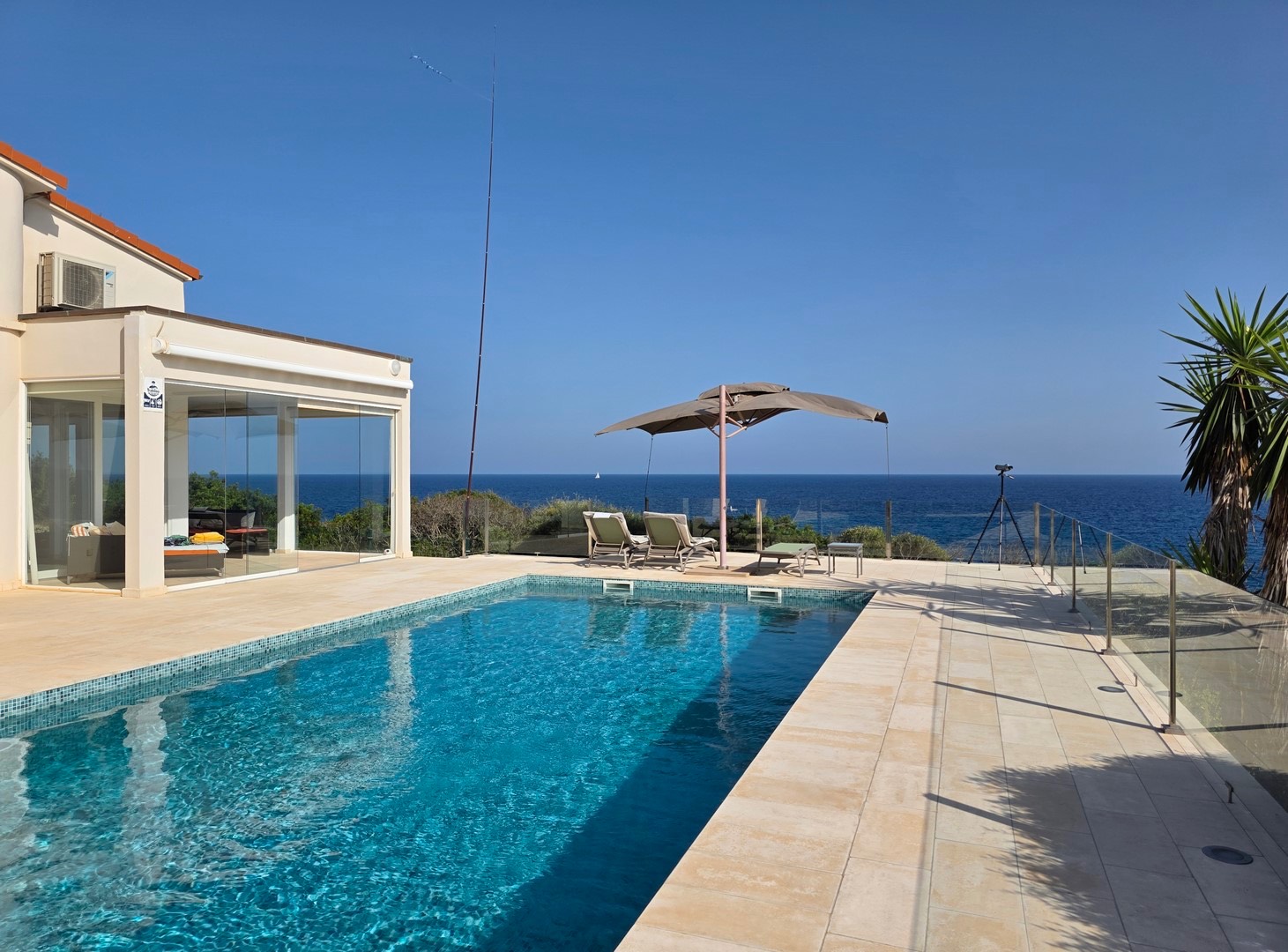 PORTO CRISTO NOVO: Exklusive Meerblick-Villa in erster Meereslinie mit Salzwasser-Pool und Solaranlage — Porto Cristo Novo