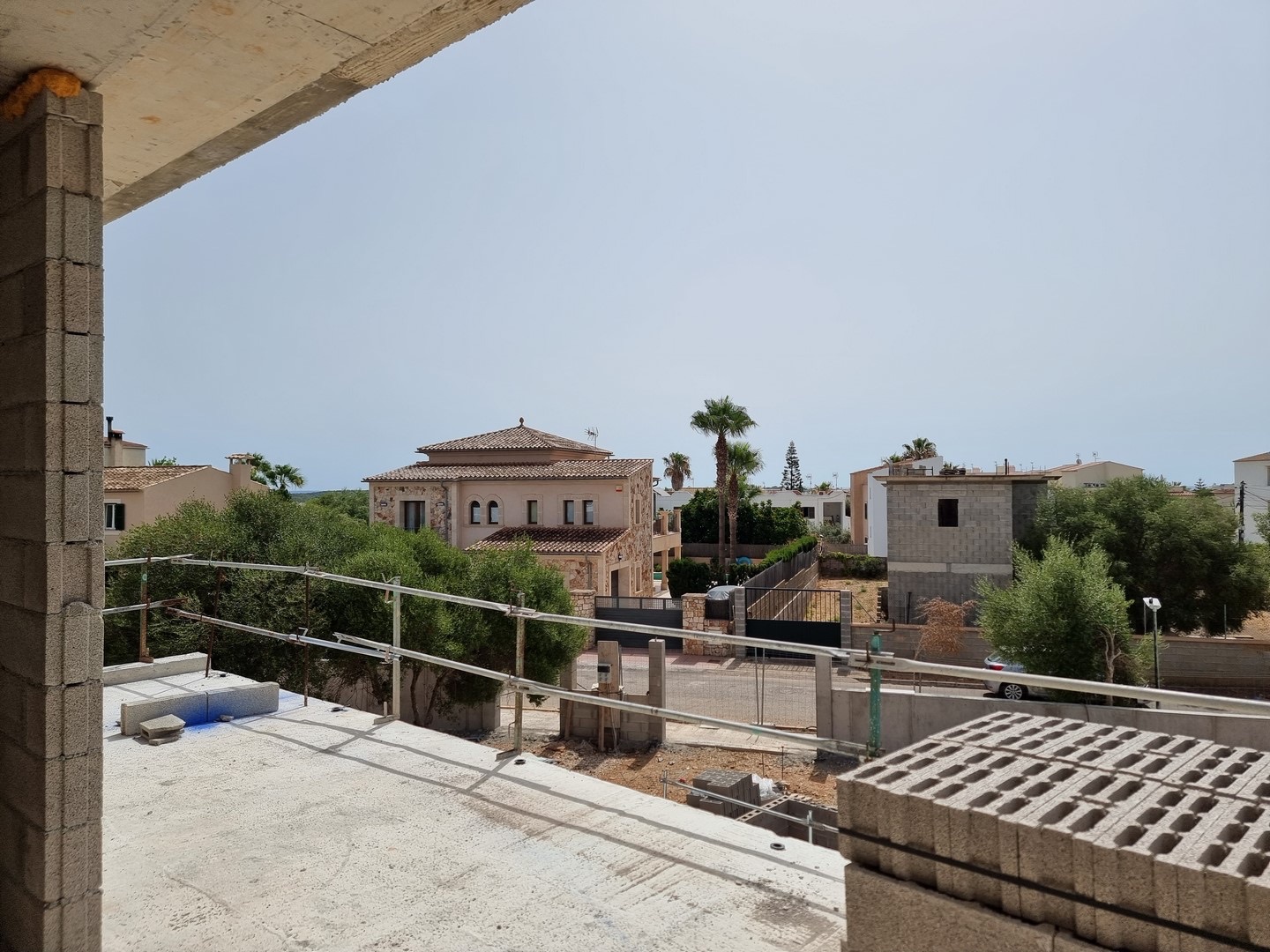 PORTO COLOM: Neubau-Projekt – Freistehendes Einfamilienhaus mit Pool und zwei Dachterrassen in ruhiger Lage — Porto Colom