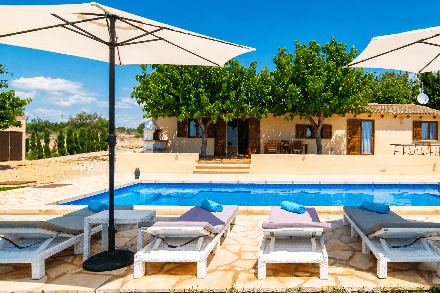 PORTO CRISTO: Moderne Finca mit offizieller Vermietungslizenz und Meerblick am Horizont in ruhiger, bevorzugter Lage — Manacor