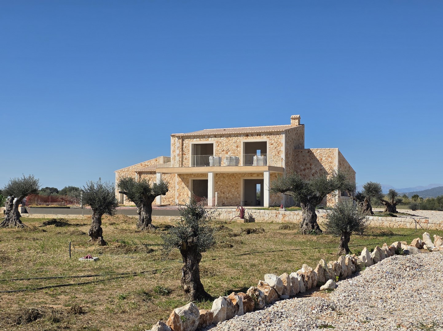 MANACOR: Herrliche Naturstein-Neubau-Finca mit Panoramablick und Privatsphäre — Manacor
