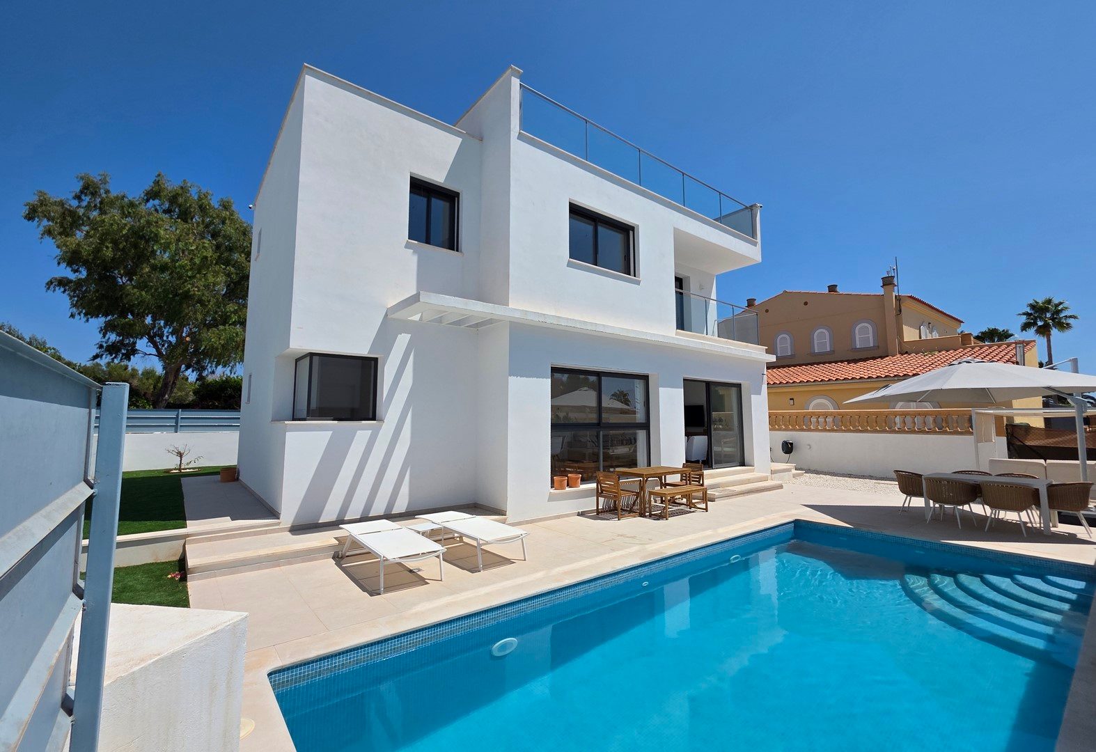 CALA MANDIA: Moderne Neubau-Villa mit privatem Pool in ruhiger Lage — Cala Mandia
