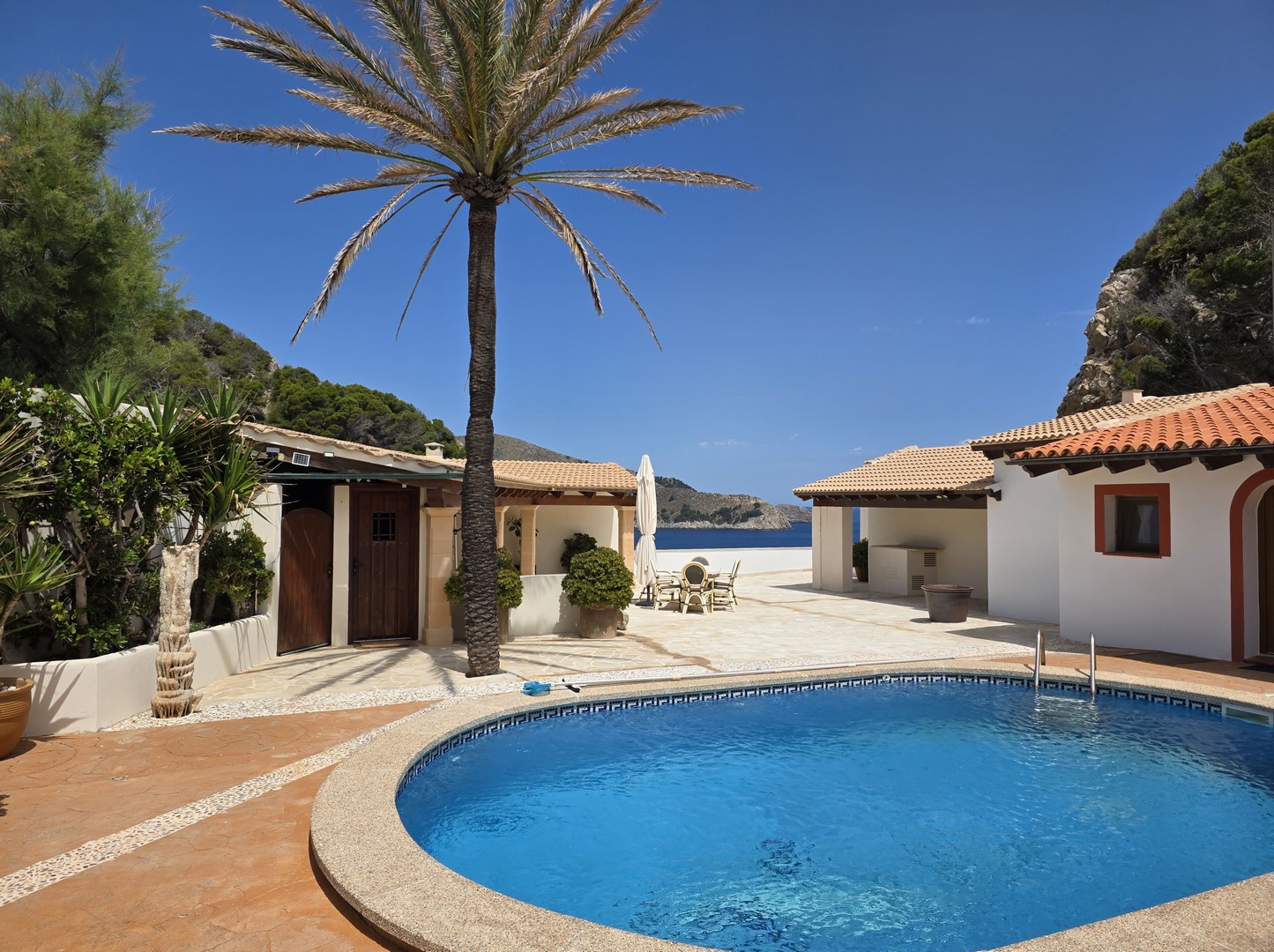 CALA RATJADA: Villa mit unverbaubarem Meerblick, Pool und separatem Gästehaus — Cala Ratjada