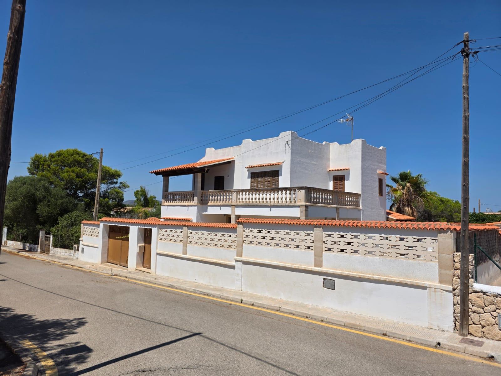 CALA LLOMBARDS: Repräsentative Meerblick-Villa in bevorzugter, ruhiger und strandnaher Lage, reformierungsbedürftig — Cala Llombards