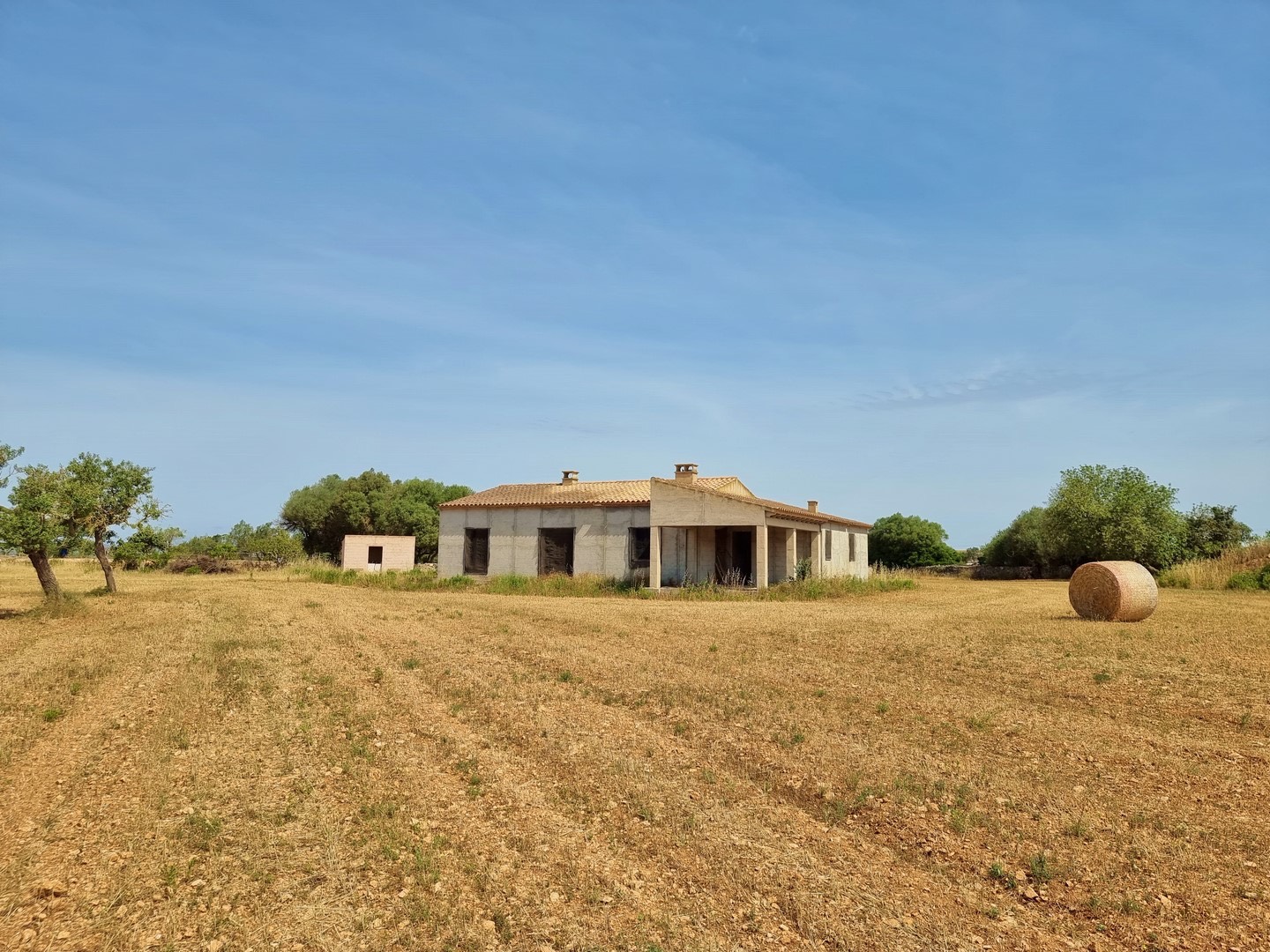 FELANITX: Finca-Neubauvorhaben mit gehobener Ausstattung und Erweiterungsmöglichkeit in ruhiger Panoramalage - der Rohbau steht bereits! — Felanitx