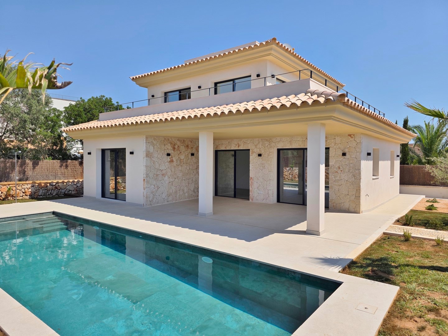 CALA LLOMBARDS: Moderne Villa mit Salzwasserpool, herrlicher Dachterrasse und fußläufigem Meereszugang — Cala Llombards
