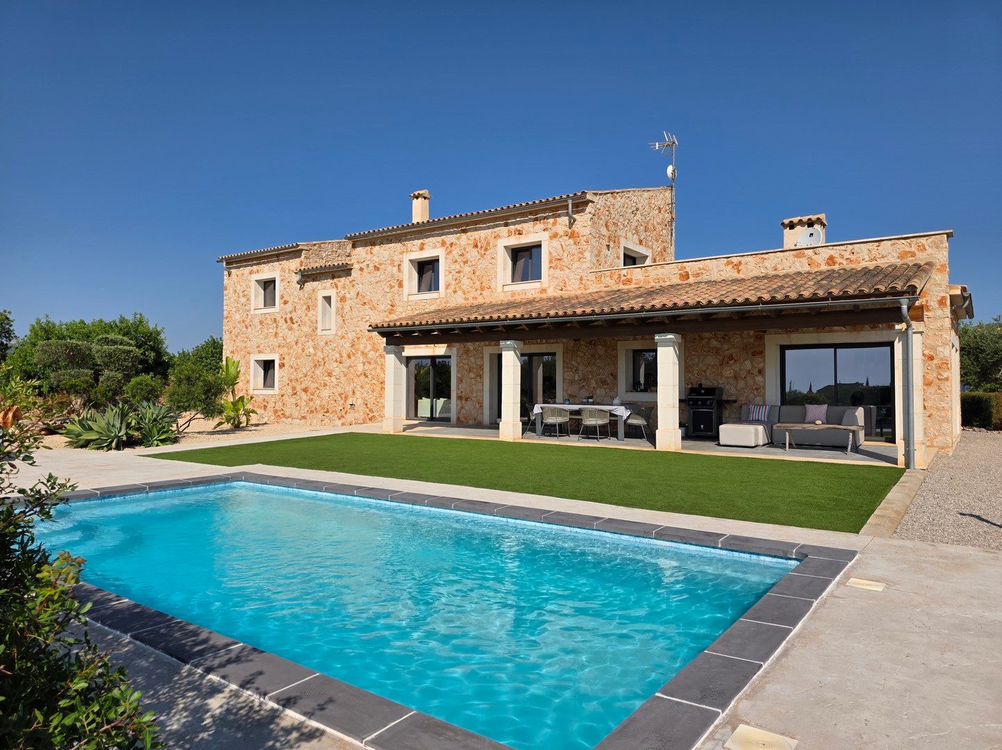 PORTO COLOM: Exklusive Meerblick-Natursteinfinca, modern, neuwertig — Porto Colom