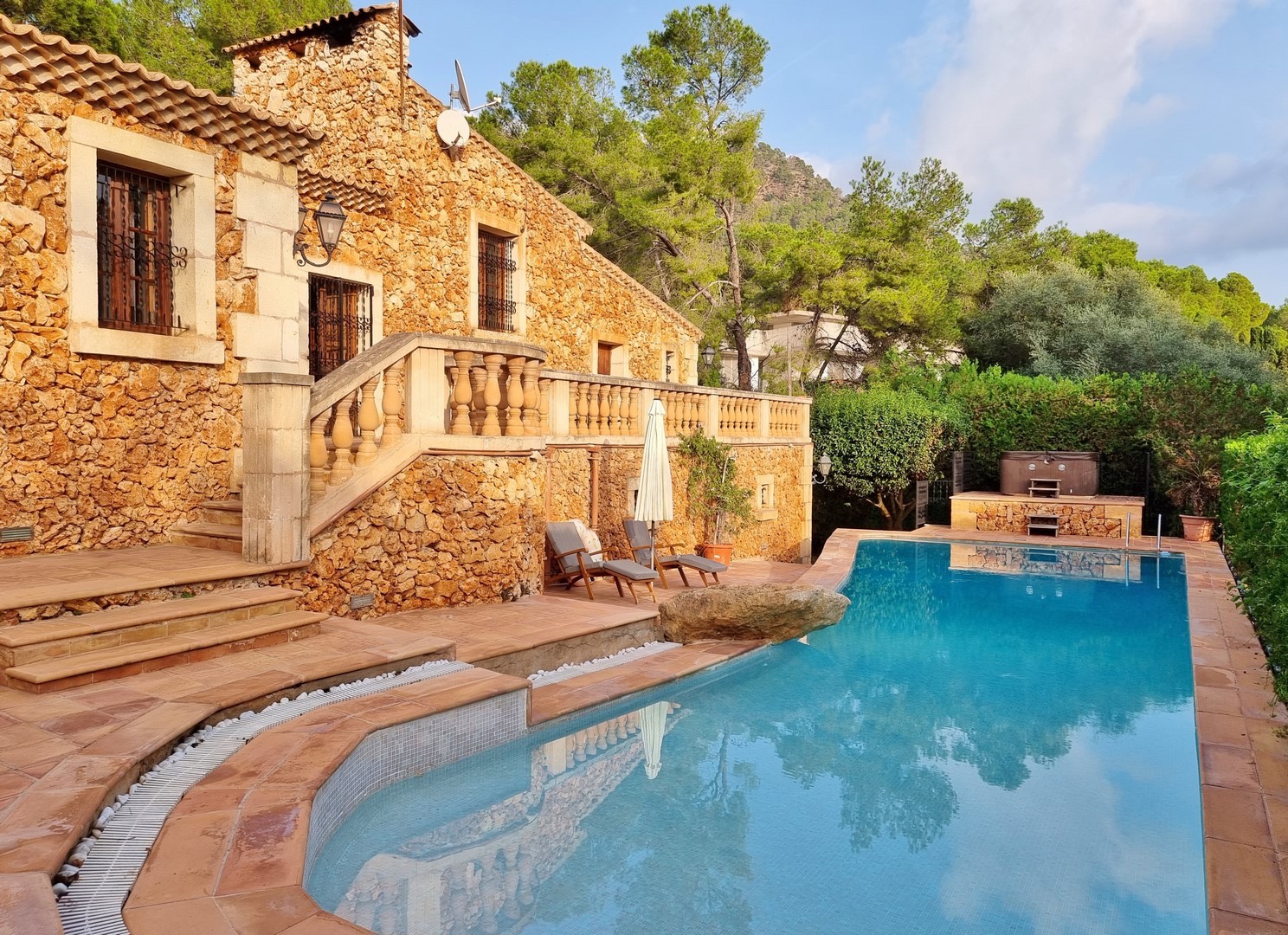 COSTA DE LOS PINOS: Repräsentative Naturstein-Villa mit exklusiver Ausstattung in ruhiger, meernaher Lage — Costa de los Pinos