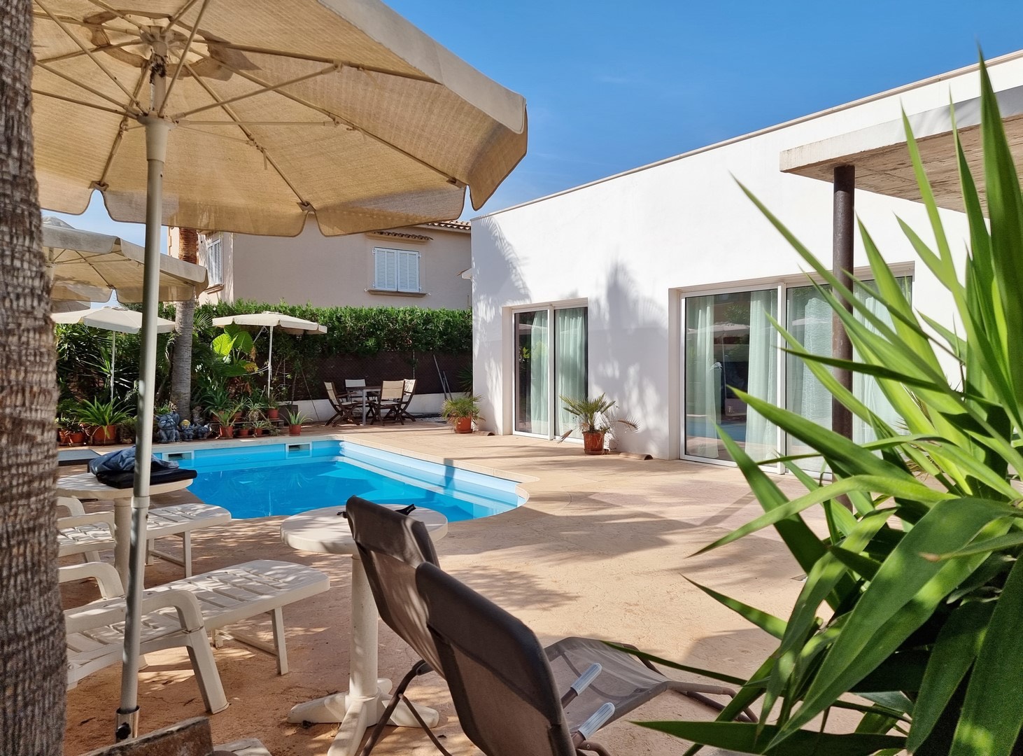 PORT VERD: Helles, modernes Einfamilienhaus mit Pool, Dachterrasse und fußläufigem Meereszugang — Port Verd