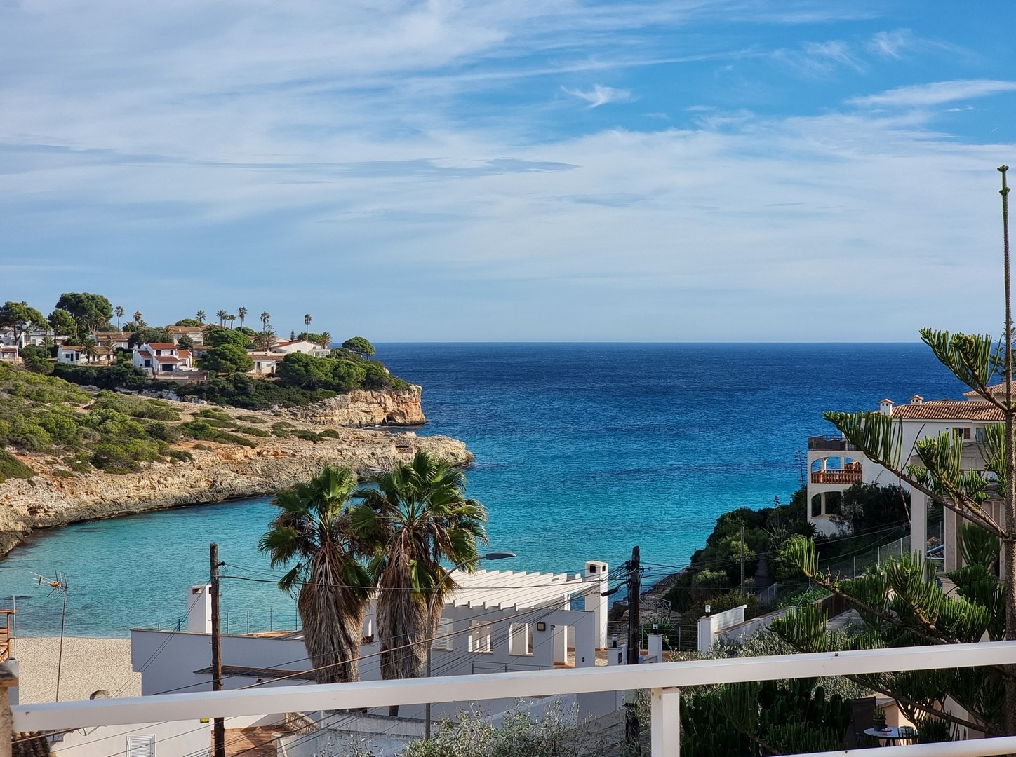 CALA MANDIA: Strandnahe Meerblick-Villa mit viel Privatsphäre, gehobener Ausstattung und guter Anbindung — Cala Mandia
