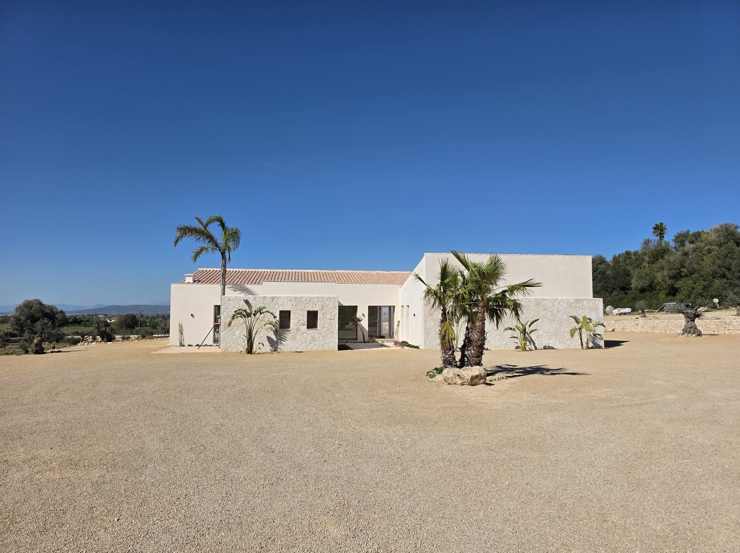 MANACOR: Exklusive Neubau-Natursteinfinca mit spektakulärem Panoramablick und viel Privatsphäre — Manacor