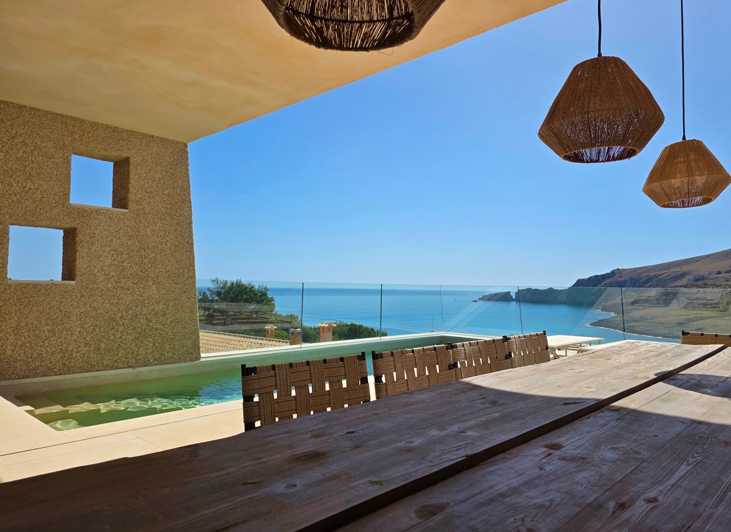 CALA MESQUIDA: Moderne Neubauvilla im maurischen Stil mit spektakulärem Meer- und Panoramablick — Cala Mesquida