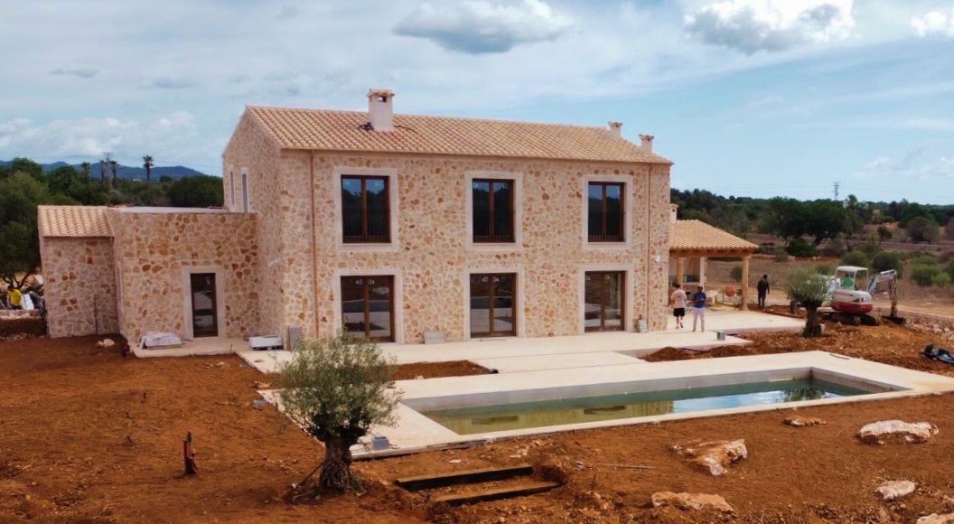 SANTANYI: Exklusive Naturstein-Neubaufinca in ruhiger, privilegierter Lage — Santanyí
