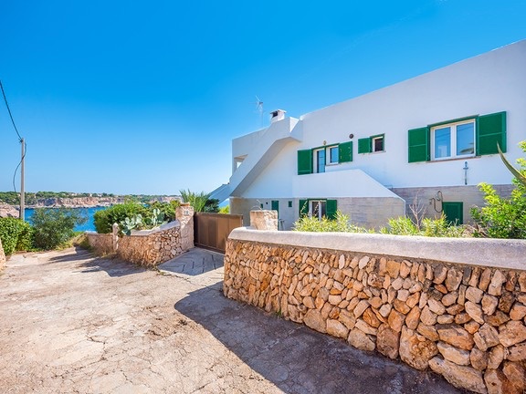 CALA LLOMBARDS: Traumhafte Villa in der 1. Reihe mit spektakulärem Meerblick und Dachterrasse — Cala Llombards