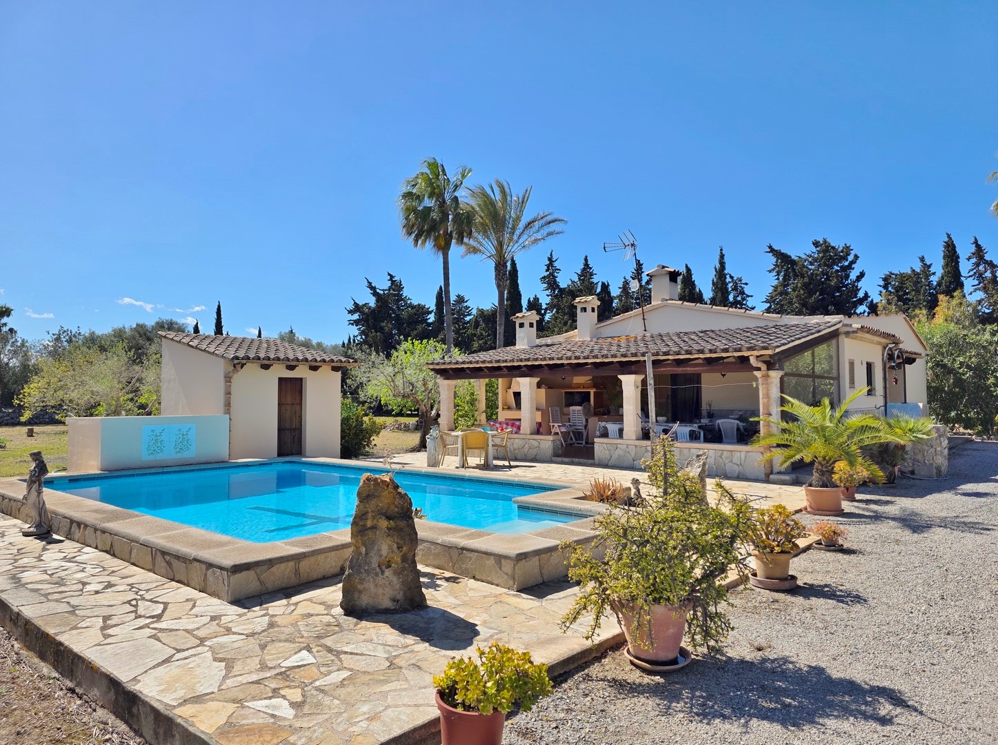POLLENSA: Charmante Finca bei Pollensa mit Pool und Veranda, auf einer Ebene — Pollença