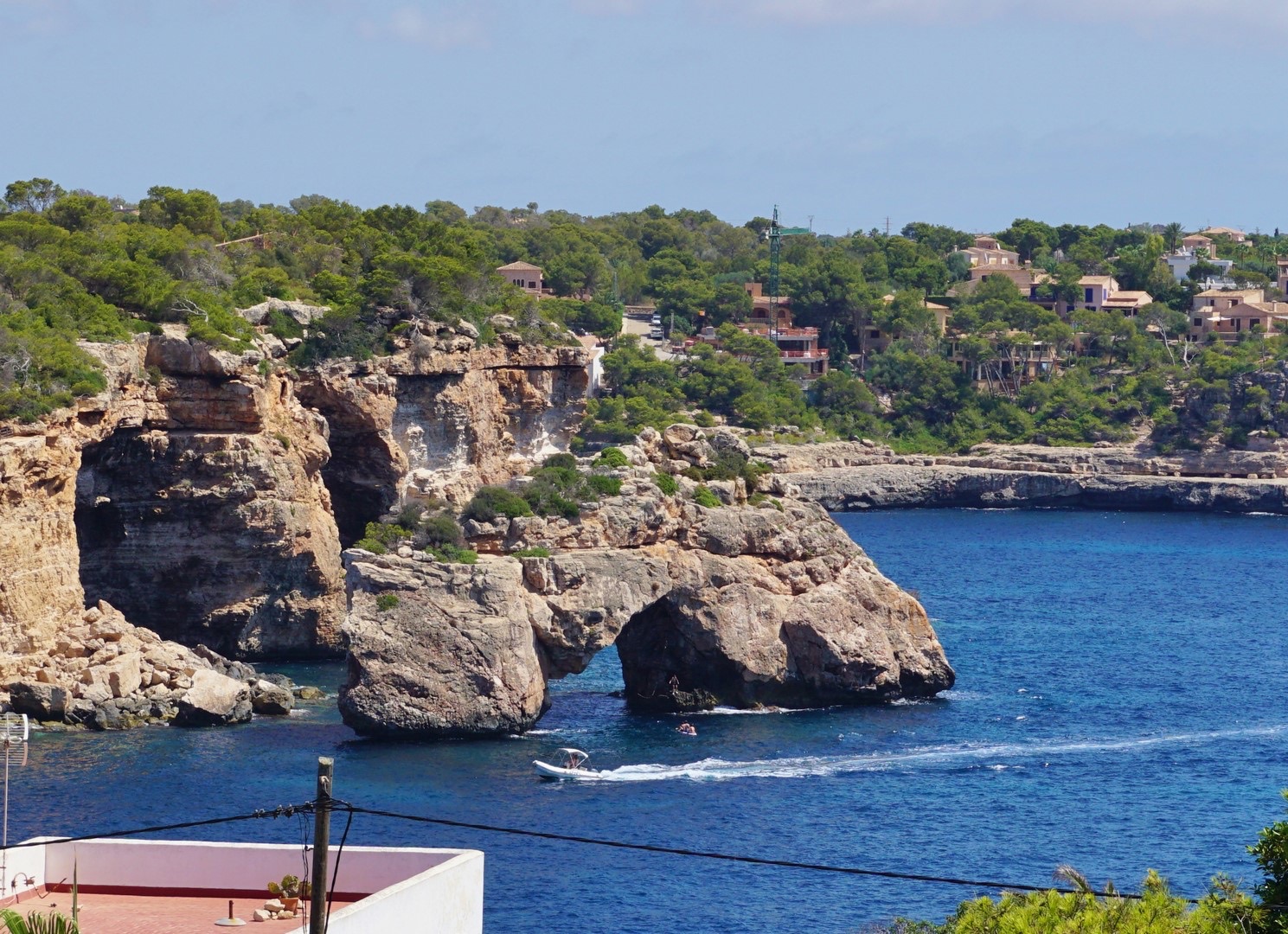 CALA LLOMBARDS: Repräsentative Meerblick-Villa in bevorzugter, ruhiger und strandnaher Lage, reformierungsbedürftig — Cala Llombards