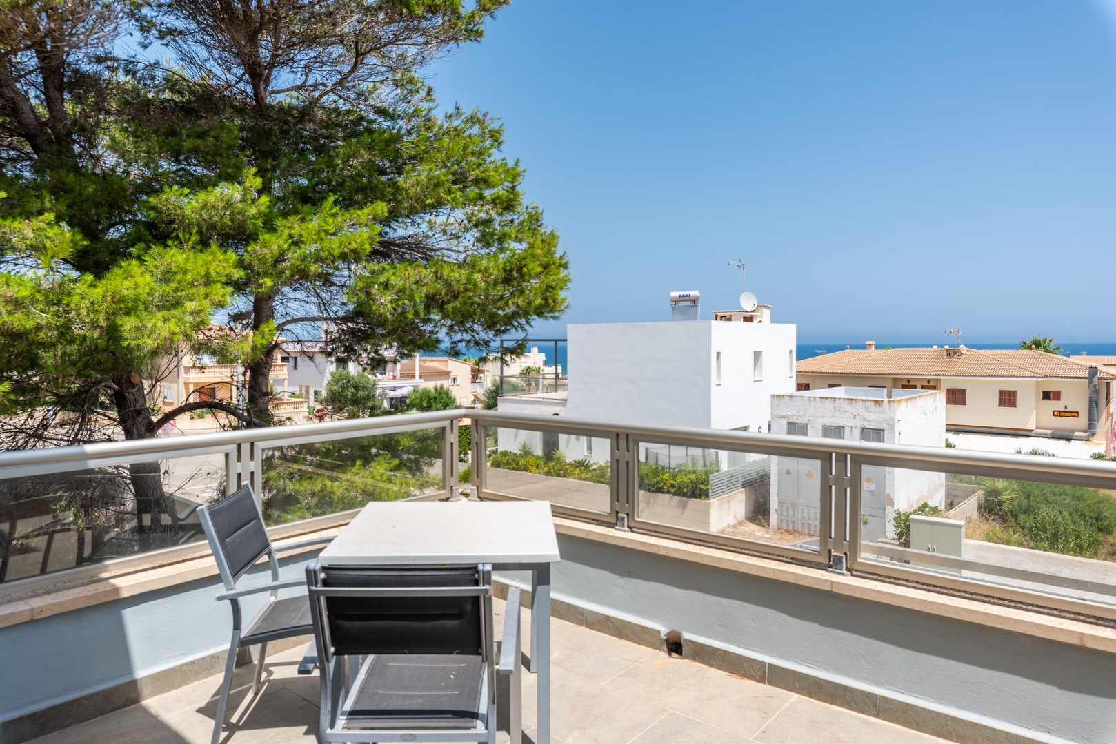 SON SERRA DE MARINA: Moderne Villa mit gehobener Ausstattung und Meerblick in ruhiger, bevorzugter Lage — Son Serra de Marina