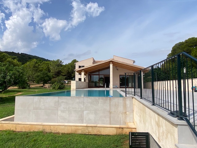 CALA RATJADA: Herrliche Neubau-Finca mit luxuriöser Ausstattung in meer- und strandnaher Lage — Cala Ratjada